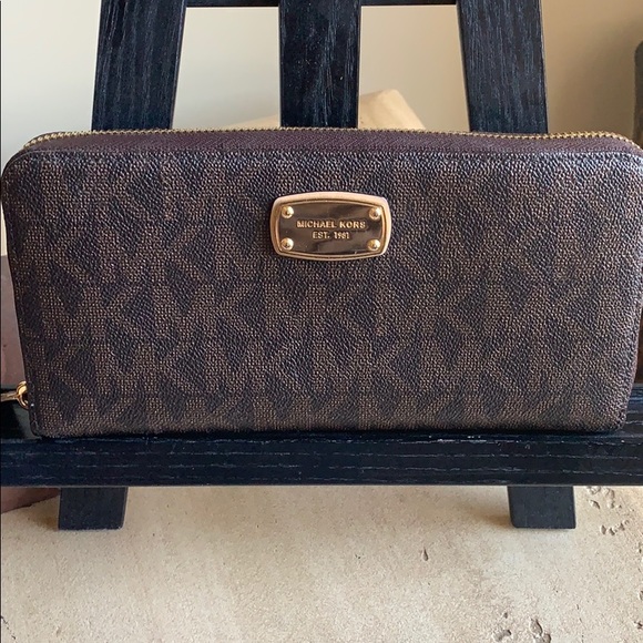 MICHAEL Michael Kors Handbags - NWT Sleek Michael Kors Jet Set XL Zipper Wallet